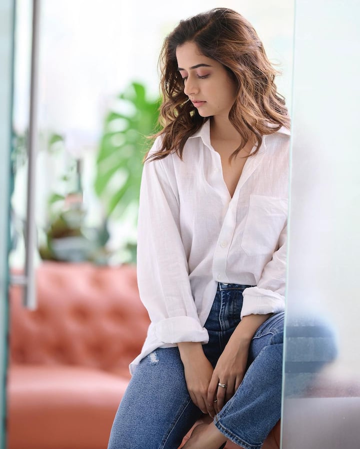 రీసెంట్ గా నాగార్జున నటించిన 'నా సామిరంగ'తో సంక్రాంతికి మరోసారి తెలుగు తెరపై సందడి చేసింది. ఈ మూవీలో అషికా అందానికి ఫుల్ మార్కులు పడ్డాయి