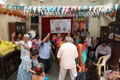 गिरगावच्या श्याम सदन गणेशोत्सव मंडळाकडून सर जेजे धर्मशाळेतील ज्येष्ठ नागरिकांसाठी आपुलकीचा हात