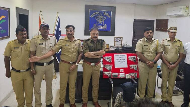 Buldhana Crime News Buldhana police arrested 1person along  with 6 country pistols on Maharashtra Madhya Pradesh border marathi news maharashtra Buldhana Crime News : महाराष्ट्र - मध्य प्रदेश सीमेवर सहा देशी पिस्टलसह एक अटकेत; बुलडाणा पोलिसांची कारवाई