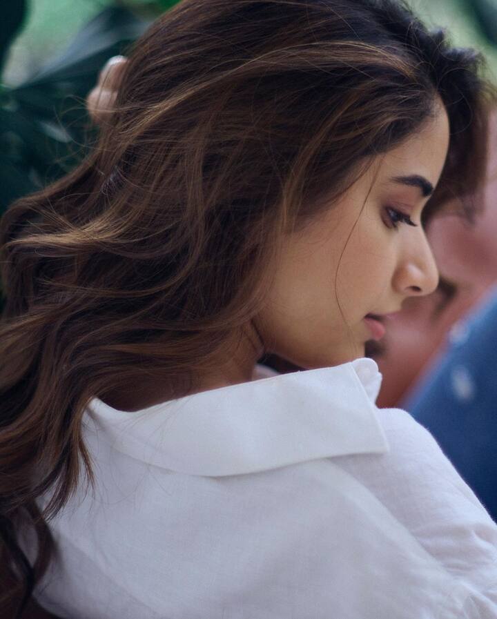 నందమూరి కళ్యాణ్ రామ్ ట్రిపుల్ రోల్ చేసిన యాక్షన్ ఫిల్మ్ 'అమిగోస్' లో హీరోయిన్ గా నటించింది కన్నడ భామ ఆషికా రంగనాథ్