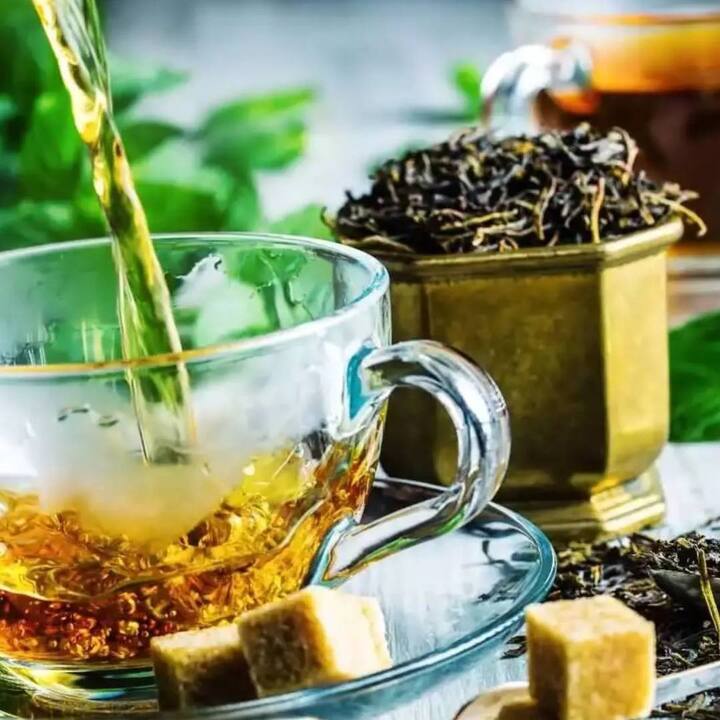 Green tea-ਗ੍ਰੀਨ ਟੀ 'ਚ ਐਂਟੀ-ਆਕਸੀਡੈਂਟ ਗੁਣ ਪਾਏ ਜਾਂਦੇ ਹਨ ਜੋ ਸਰੀਰ ਨੂੰ ਕਈ ਬੀਮਾਰੀਆਂ ਤੋਂ ਬਚਾਉਣ 'ਚ ਮਦਦ ਕਰਦੇ ਹਨ। ਇਹ ਸ਼ੂਗਰ ਅਤੇ ਹਾਈ ਬਲੱਡ ਪ੍ਰੈਸ਼ਰ ਲਈ ਫਾਇਦੇਮੰਦ ਹੈ। ਤਾਂ ਆਓ ਜਾਣਦੇ ਹਾਂ ਗ੍ਰੀਨ ਟੀ ਪੀਣ ਦੇ ਕੀ ਫਾਇਦੇ ਹਨ।