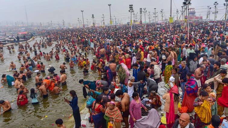 Prayagraj Magh Mela 2024 lakhs of devotees take holy dip in sangam ann Magh Mela 2024: माघ पूर्णिमा पर संगम नगरी में उमड़ा जनसैलाब, कल्पवास पूरा कर घरों को लौट रहे हैं लाखों श्रद्धालु