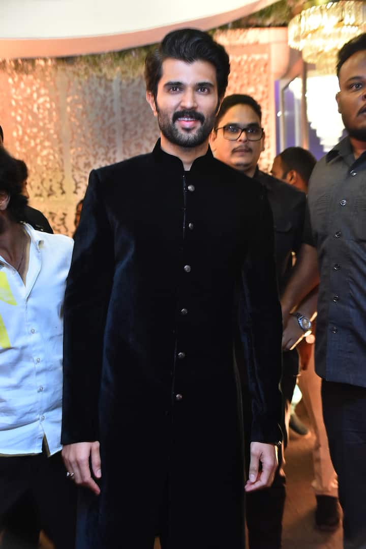 టాలీవుడ్ అగ్ర నిర్మాత 'దిల్' రాజు తమ్ముడు శిరీష్ కుమారుడు ఆశిష్ రెడ్డి రిసెప్షన్ హైదరాబాద్‌లో ఘనంగా జరిగింది. జైపూర్ సిటీలో ఇప్పటికే వివాహం జరిగింది. రిసెప్షన్‌ను హైదరాబాద్‌లో నిర్వహించారు. ఈ వేడుకకు టాలీవుడ్ ప్రముఖులు చాలా మంది హాజరయ్యారు. రౌడీ హీరో విజయ్ దేవరకొండ కూడా ఈ వేడుకల్లో పాల్గొని నూతన వధూవరులను ఆశీర్వదించారు.