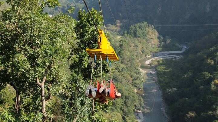 फ्लाइंग फॉक्स के लिए पर्यटकों की भी भीड़ लगी रहती है. इसके लिए आपको रस्से से बाँधकर फिर रस्से के माध्यम से आगे भेजा जाता है.