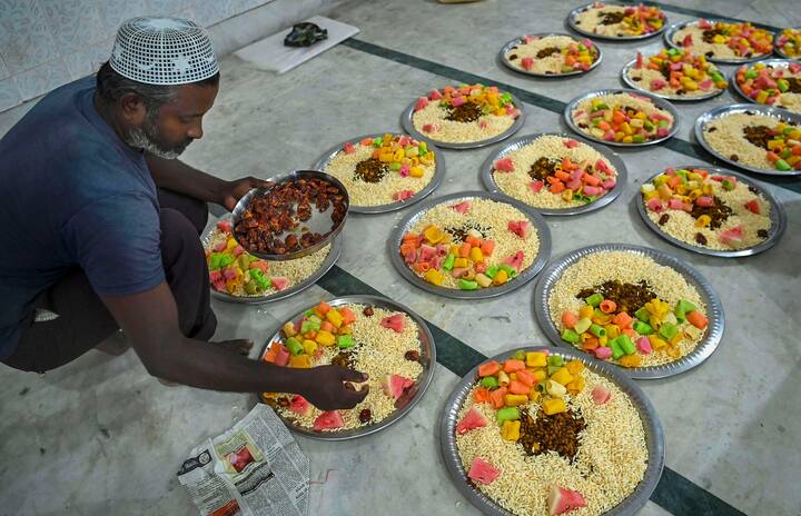 पिछले कई सालों सालों से रमजान की शुरुआत लगभग गर्मी के मौसम में हो रही थी, लेकिन इस बार रमजान की शुरुआत 11 मार्च से हो सकती है. ऐसे में 34 साल बाद रमजान का बड़ा हिस्सा यानी करीब 20 दिन मार्च महीने में पड़ेगा यानी सर्दियों के दिन में होंगे. इससे पहले साल 1991 और 1992 में रमजान का महीना मिड मार्च में शुरू हुआ था.