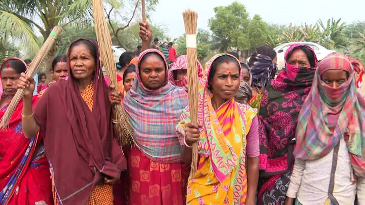 এবার এই সিরাজের ভেড়িতেই চলল ভাঙচুর। জ্বলল আগুন। দফায় দফায় পুলিশের সঙ্গে তর্কে জড়ালেন গ্রামবাসীরা। 'আমাদের টাকা পয়সা নিয়েছে ঘর দেবে বলে, তাও দেয়নি। সব টাকা পয়সা খেয়েছে। ওই ডাক্তার... সিরাজ ডাক্তার...বিচার চাইতে গেলে টাকা চায়। ' গলা চড়িয়েছেন গ্রামের মানুষজন।