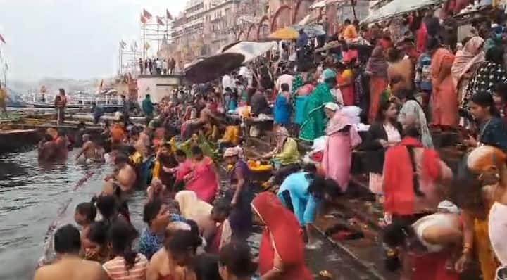 आज माघ महीने के पूर्णिमा तिथि पर बड़ी संख्या में श्रद्धालुओं ने वाराणसी के प्राचीन दशास्वमेध घाट पर गंगा स्नान किया.