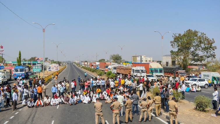Maratha Reservation Protests Samruddhi Mahamarg Road jam police detained 50 people Maratha Protest: मराठा आरक्षण को लेकर महाराष्ट्र के कई हिस्सों में सड़क पर लगा जाम, 50 लोग हिरासत में