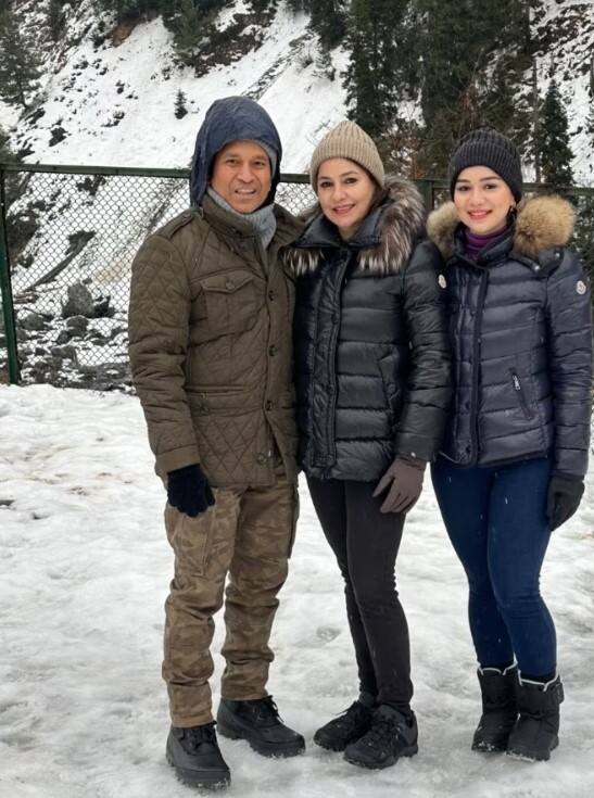 ਖਾਸ ਗੱਲ ਇਹ ਹੈ ਕਿ ਸਚਿਨ ਤੇਂਦੁਲਕਰ ਨੇ ਕਸ਼ਮੀਰ 'ਚ ਕ੍ਰਿਕਟ ਮੈਚ ਖੇਡਿਆ। ਉਸ ਨੇ ਸੜਕ ਦੇ ਵਿਚਕਾਰ ਆਮ ਲੋਕਾਂ ਨਾਲ ਮੈਚ ਖੇਡਿਆ, ਜਿਸ ਦੀ ਵੀਡੀਓ ਦੇਖ ਕੇ ਪ੍ਰਸ਼ੰਸਕ ਉਸ ਦੀ ਸਾਦਗੀ ਦੀ ਤਾਰੀਫ ਕਰ ਰਹੇ ਹਨ।