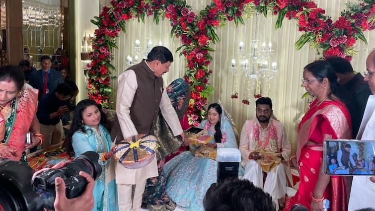 Madhya Pradesh CM Mohan Yadavs Son Vaibhav Marriage In Pushkar Rajasthan ann Madhya Pradesh: घर में बेटे की शादी और बैठकें निपटाते रहे सीएम मोहन यादव, वैभव यादव का विवाह चर्चा में क्यों?