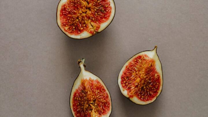 Fig Benefits :कॅल्शियम,लोह आणि फायबर सारख्या अनेक पोषक तत्वांनी समृद्ध असलेले अंजीर आरोग्यासाठी किती फायदेशीर आहे हे आपण अनेकदा वाचले किंवा ऐकले असेल, परंतु त्याचे पाणी पिण्याचे फायदे जाणून घ्या .