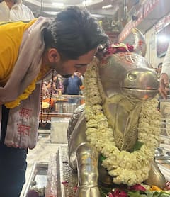 Ayushmann Khurrana ने किए महाकाल मंदिर के दर्शन, गले में माला, माथे पर तिलक लगाए भगवान की भक्ति में हुए लीन