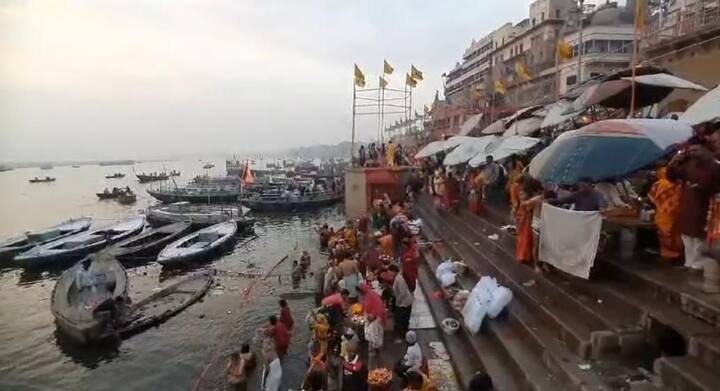 इस मौके पर रविदास जयंती के अवसर पर काशी आए रैदासियों ने भी मां गंगा में डुबकी लगाई.