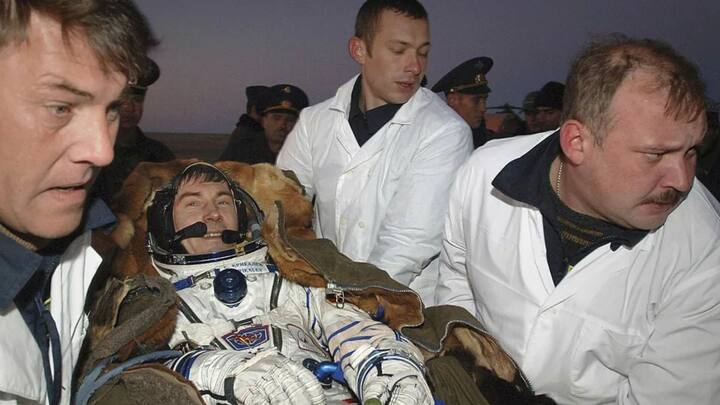 সেই ভয়ঙ্কর অভিজ্ঞতা সত্ত্বেও পৃথিবীতে ফিরে আবারও প্রশিক্ষণ শুরু করে দেন কৃকালেভ। পরে আবারও রওনা দেন মহাকাশে। সেবার ৮০৩ দিন মহাকাশে কাটান তিনি। সময়ের আপেক্ষিকতা এবং প্রসারণকে ধরলে, ০.২ সেকেন্ডের জন্য ভবিষ্যৎ থেকে ঘুরে এসেছেন সেরগেই। ছবি: সংগৃহীত।