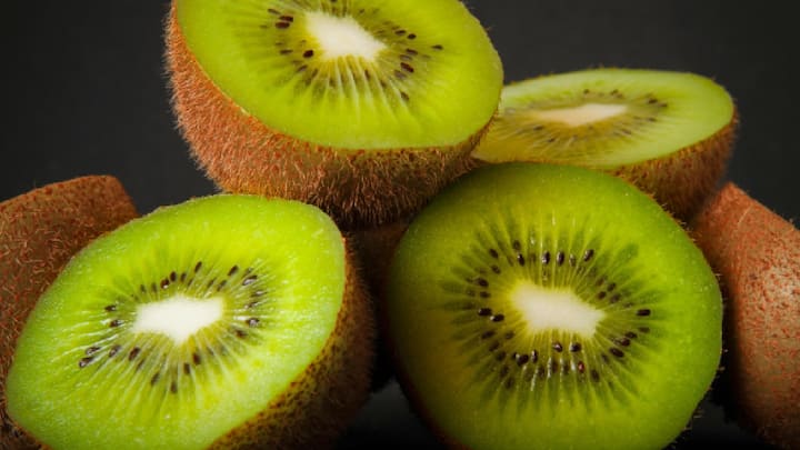 Kiwi Benefits : किवी हे एक फळ आहे जे आपल्या आरोग्याला अनेक प्रकारे फायदेशीर ठरते. किवी खाल्ल्याने केवळ शरीरच नाही तर मानसिक आरोग्यही चांगले राहते.