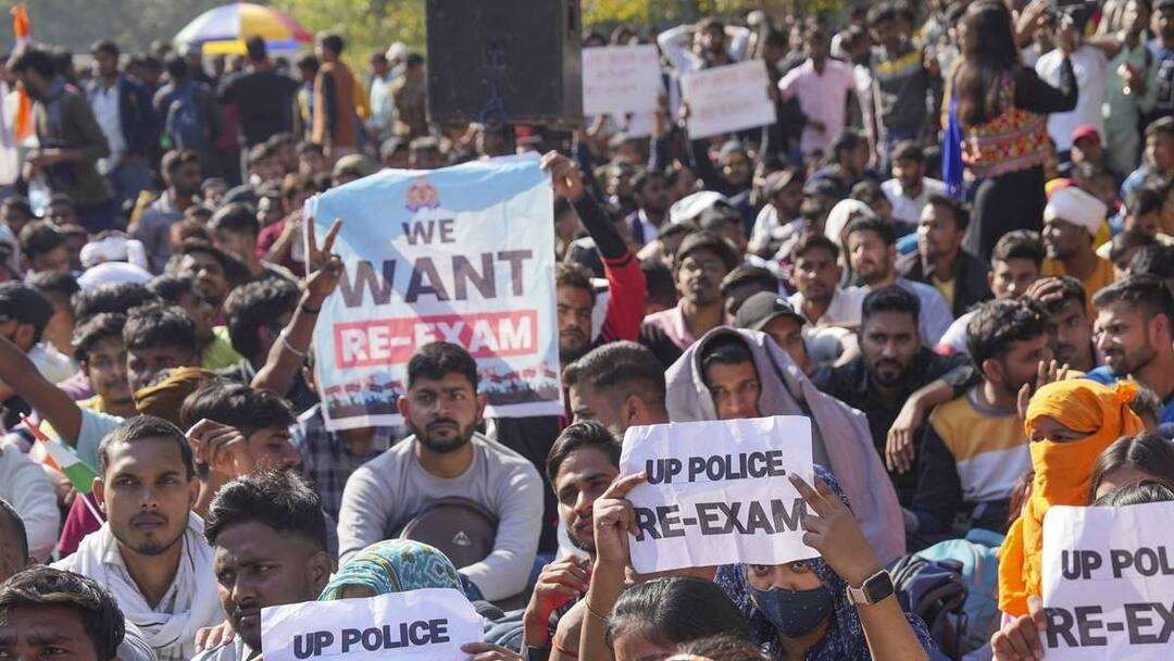 Uttar Pradesh Police Recruitment Exam cancelled, re-examination within 6 months UP Police Recruitment Exam: ਪ੍ਰਦਰਸ਼ਨਾਂ ਵਿਚਾਲੇ ਯੂਪੀ ਪੁਲਿਸ ਪ੍ਰੀਖਿਆ ਰੱਦ,  60,244 ਅਸਾਮੀਆਂ 'ਤੇ ਮੁੜ ਹੋਵੇਗਾ ਪੇਪਰ