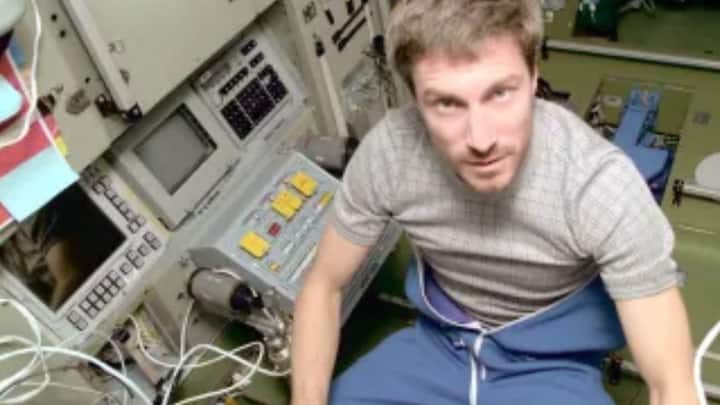 ১৯৯১ সালের ২৫ ডিসেম্বর সোভিয়েত ইউনিয়নের পতন ঘটে। জন্ম নেয় রাশিয়া। তাতে অর্থনৈতিক অবস্থার অবনতি ঘটে আরও। কৃকালেভকে ফিরিয়ে আনার উপায় ছিল না। চাইলে Soyuz ক্যাপসুলে চেপে পালিয়ে আসতে পারতেন কৃকালেভ, কিন্তু তাতে স্পেস স্টেশনটি ভেঙে পড়ত। এমতাবস্থায় আমেরিকা এবং রাশিয়ার মধ্যে চুক্তি হয়। সেই মতো প্রায় তিন মাস পর অন্য মহাকাশচারী প্রেরণ করা হয় স্পেস স্টেশনে। ছবি: সংগৃহীত।