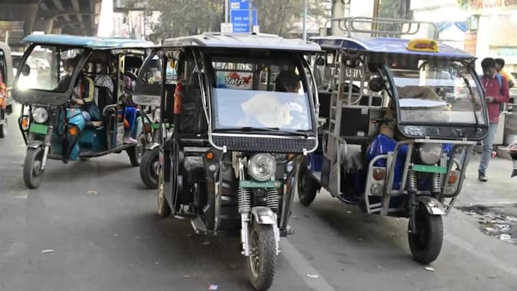 Paharganj Horror: 16-Year-Old Schoolgirl Loses Life in E-Rickshaw Accident, 3 Injured