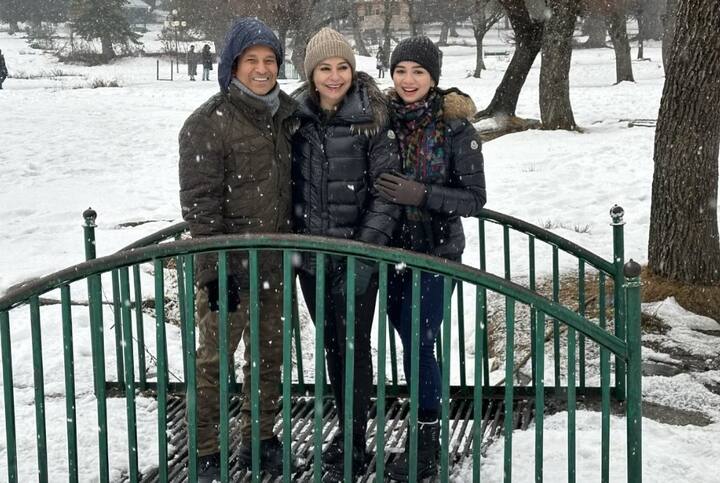 ਇਸ ਦੇ ਨਾਲ ਹੀ ਇਨ੍ਹਾਂ ਤਸਵੀਰਾਂ 'ਚ ਸਚਿਨ ਬਰਫਬਾਰੀ ਦਾ ਪੂਰਾ ਆਨੰਦ ਲੈਂਦੇ ਨਜ਼ਰ ਆ ਰਹੇ ਹਨ। ਜਿਸ 'ਚ ਉਹ ਕਾਫੀ ਖੁਸ਼ ਨਜ਼ਰ ਆ ਰਹੇ ਹਨ। ਖਾਸ ਗੱਲ ਇਹ ਹੈ ਕਿ ਇਨ੍ਹਾਂ ਤਸਵੀਰਾਂ ਵਿੱਚ ਸਚਿਨ ਅਦਾਕਾਰ ਸ਼ਾਹਰੁਖ ਖਾਨ ਵਾਂਗ ਆਪਣੀਆਂ ਬਾਹਾਂ ਫੈਲਾ ਕੇ ਰੋਮਾਂਟਿਕ ਪੋਜ਼ ਦਿੰਦੇ ਵਿਖਾਈ ਦੇ ਰਹੇ ਹਨ।