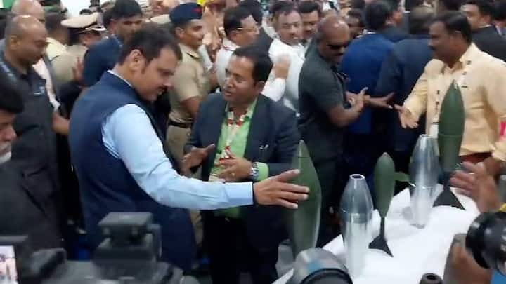 डिफेन्स एक्स्पोन या प्रदर्शनाला विद्यार्थ्यानी मोठी गर्दी केली होती.