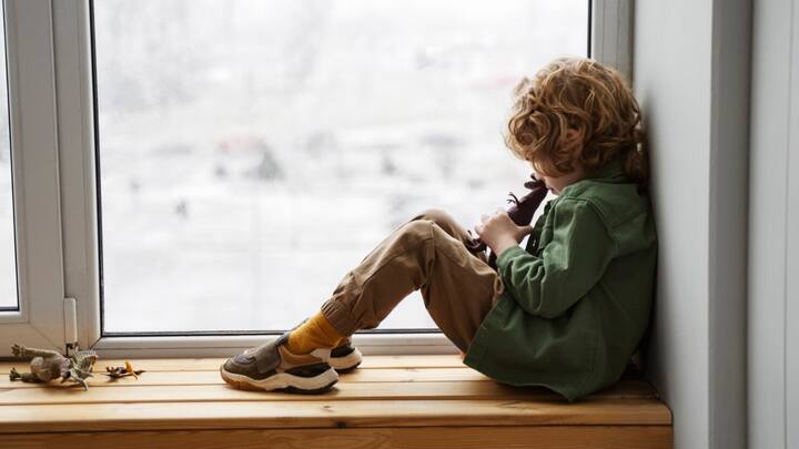 सुरक्षा का नियम सिखाएं- पहला कदम है बच्चे को घर के सुरक्षा नियम अच्छे से समझाना. बताएं कि जब वे अकेले हों, तो दरवाजा किसी के भी लिए न खोलें, चाहे वो कोई अजनबी हो या कोई जान-पहचान वाला क्यों न हो. अजनबियों से बातचीत न करने की सलाह दें. साथ ही, उन्हें यह भी बताएं कि अगर कोई आपात स्थिति आती है, तो उन्हें क्या करना चाहिए.