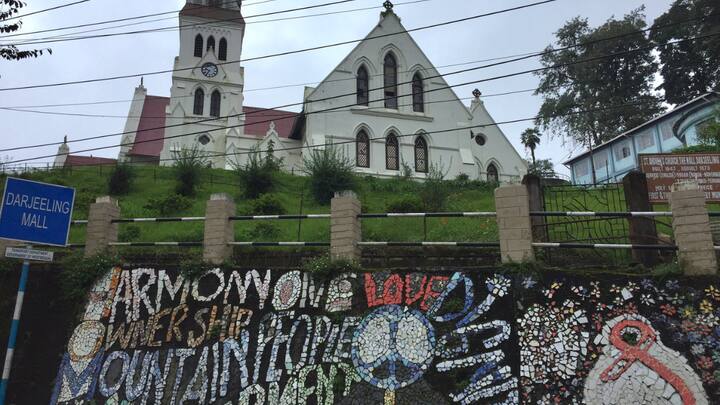 हर हिल स्टेशन का मॉल रोड खास होता है. दार्जीलिंग की मॉल रोड भी यहां काफी प्रसिद्ध है. यहां कई दुकानें, रेस्तरां और कैफे हैं जहां आप आराम से विश्राम कर सकते हैं और खरीदारी कर सकते हैं.