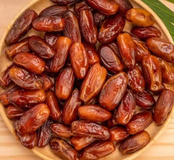 ਹੈਲਥਲਾਈਨ ਦੀ ਰਿਪੋਰਟ ਮੁਤਾਬਕ ਖਜੂਰ 'ਚ ਫਾਈਬਰ ਅਤੇ ਐਂਟੀਆਕਸੀਡੈਂਟ ਤੋਂ ਇਲਾਵਾ ਕਈ ਵਿਟਾਮਿਨ ਅਤੇ ਮਿਨਰਲਸ ਮੌਜੂਦ ਹੁੰਦੇ ਹਨ। ਲਗਭਗ 100 ਗ੍ਰਾਮ ਖਜੂਰ ਵਿੱਚ 75 ਗ੍ਰਾਮ ਕਾਰਬੋਹਾਈਡਰੇਟ, 7 ਗ੍ਰਾਮ ਫਾਈਬਰ, 2 ਗ੍ਰਾਮ ਪ੍ਰੋਟੀਨ, 15% ਪੋਟਾਸ਼ੀਅਮ, 13% ਮੈਗਨੀਸ਼ੀਅਮ, 40% ਕਾਪਰ, ਮੈਂਗਨੀਜ਼ 13%, ਆਇਰਨ 5% ਅਤੇ ਵਿਟਾਮਿਨ ਬੀ-6 15% ਹੁੰਦਾ ਹੈ।