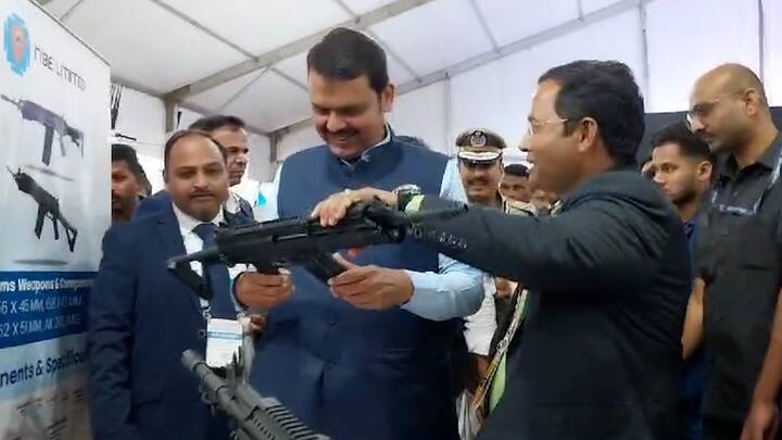 संरक्षण उत्पादन क्षेत्रात 'आत्मनिर्भर भारता'च्या (Pune News) वाटचालीला आणखी बळकटी देण्यासाठी राज्य शासनाच्या उद्योग विभागामार्फत महाराष्ट्रातील संरक्षण साहित्य उत्पादन करणाऱ्या सूक्ष्म, लघु व मध्यम उद्योग (Mega defence expo) क्षेत्राला चालना देण्याच्या उद्देशाने 24 ते 26 फेब्रुवारीदरम्यान पुणे येथील आंतरराष्ट्रीय प्रदर्शन आणि कन्व्हेन्शन सेंटर येथे 'महाराष्ट्र एमएसएमई डिफेन्स एक्स्पोचे' आयोजन करण्यात आले आहे.