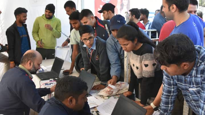 इस अवसर पर एडीसी हितेश कुमार मीणा, जिला परिषद के सीईओ जगनिवास, सोहना के एसडीएम सोनू भट्ट, गुरूग्राम के एसडीएम रविंद्र यादव, पटौदी के एसडीएम होशियार सिंह, मानेसर के एसडीएम दर्शन यादव, डीआईओ विभू कपूर, जिला खेल अधिकारी रामनिवास सहित संबंधित विभागों के अधिकारी भी उपस्थित रहे. (राजेश यादव की रिपोर्ट)