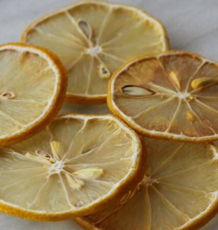 ਸੁੱਕੇ ਨਿੰਬੂ ਨੂੰ ਘਰ ਦੀ ਸਫਾਈ, ਪੋਚੇ ਆਦਿ ਲਈ ਵਰਤਿਆ ਜਾ ਸਕਦਾ ਹੈ। ਬੱਸ ਇਸ ਨੂੰ ਸਫਾਈ ਕਰਨ ਵਾਲੇ ਪਾਣੀ ਵਿੱਚ ਮਿਲਾਓ ਤੇ ਇਹ ਇੱਕ ਸਫ਼ਾਈ ਏਜੰਟ ਦੀ ਤਰ੍ਹਾਂ ਕੰਮ ਕਰੇਗਾ ਤੇ ਤੁਹਾਡੇ ਘਰ ਦੇ ਫਰਸ਼ ਆਦਿ ਨੂੰ ਬਿਹਤਰ ਢੰਗ ਨਾਲ ਸਾਫ਼ ਕਰੇਗਾ।