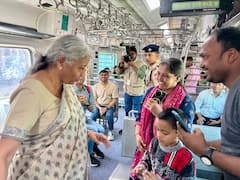 Nirmala Sitharaman In Mumbai Local: मुंबई लोकल में 30 मिनट, निर्मला सीतारमण के साथ आम यात्रियों ने ली सेल्फी, दिए सुझाव, देखें तस्वीरें