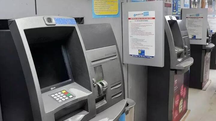 જો કોઈના ખાતામાં વધુ પૈસા ન હોય તો વધુ સમસ્યા થાય છે. પરંતુ ગભરાવાની જરૂર નથી, જો આવું થાય તો પૈસા આપોઆપ ખાતામાં પાછા આવી જાય છે. આવો જાણીએ પૈસા ખાતામાં પરત આવતા કેટલા દિવસ લાગે છે.