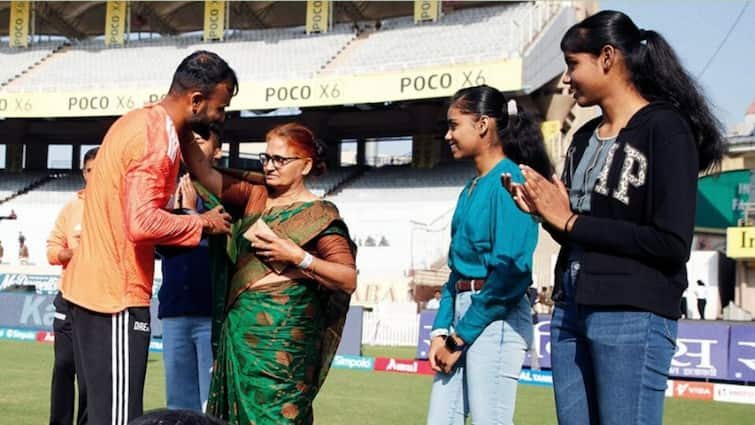 IND VS ENG 4th Test  Akash Deep Touches Mothers Feet Before Debut Akash Deep: తల్లికి పాదాభివందనం చేసి, మ్యాచ్‌లో ఇరగదీసి!