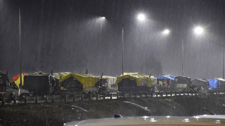 રાજધાની દિલ્હીના હવામાનની વાત કરીએ તો આજે એટલે કે શનિવારે (24 ફેબ્રુઆરી) આંશિક વાદળછાયું રહેવાની સંભાવના છે. આ સાથે લઘુત્તમ તાપમાન 8 ડિગ્રી અને મહત્તમ તાપમાન 25 ડિગ્રી રહેવાની શક્યતા છે.રાજધાની દિલ્હીમાં 25 થી 27 ફેબ્રુઆરી દરમિયાન વરસાદની સંભાવના છે.