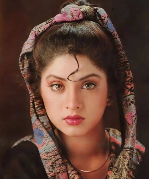 90's में कई ऐसी अभिनेत्रियां आईं जो किसी ना किसी वजह से इंडस्ट्री से दूर हुईं. लेकिन दिव्या भारती के निधन से फैंस काफी दुखी हुए. दिव्या भारती ने कम समय में काफी बड़ी उपलब्धि हासिल कर ली थी.