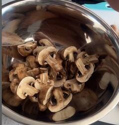 Mushroom Curry Recipe : ரோட்டுக்கடை காளானின் சுவையை மிஞ்சும் இந்த காளான் கறியை ட்ரை செய்து பாருங்கள்!