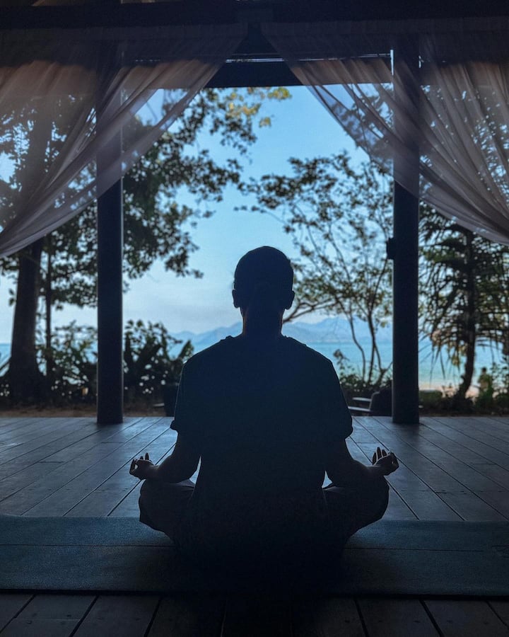 எங்கு சென்றாலும்,நிறைய புகைப்படங்களை எடுத்துக்கொள்வார்.அதை இன்ஸ்டாவில் பதிவிடுவதும் அவரின் பழக்கம்.