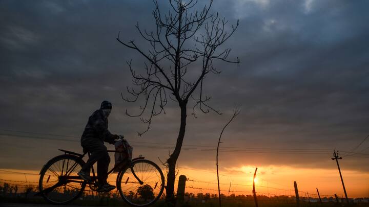 मराठवाड़ा और उसके आसपास एक चक्रवाती हवाओं का क्षेत्र बना हुआ है. चक्रवाती हवाओं के क्षेत्र से विदर्भ और दक्षिणी छत्तीसगढ़ के निचले क्षोभमंडल स्तर पर तटीय आंध्र प्रदेश तक हवा का असंतुलन बना हुआ है. अगले कुछ दिनों के दौरान बंगाल की खाड़ी के निचले स्तर पर एंटी-साइक्लोन के मजबूत होने की संभावना है, जिससे मध्य भारत में हवा का असंतुलन मजबूत होगा.