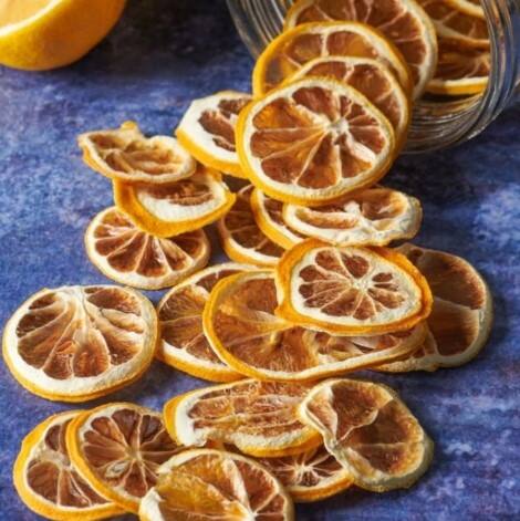 ਕਈ ਵਾਰ ਰਸੋਈ ਦੇ ਭਾਂਡੇ ਬਹੁਤ ਚਿਕਨਾਈ ਵਾਲੇ ਹੋ ਜਾਂਦੇ ਹਨ। ਇਨ੍ਹਾਂ ਨੂੰ ਸੁੱਕੇ ਨਿੰਬੂ ਨਾਲ ਵੀ ਧੋਤਾ ਜਾ ਸਕਦਾ ਹੈ। ਕਈ ਵਾਰ ਇਹ ਕਿਸੇ ਵੀ ਸਾਬਣ ਤੇ ਸਪਰੇਅ ਨਾਲੋਂ ਵਧੀਆ ਕੰਮ ਕਰਦਾ ਹੈ।