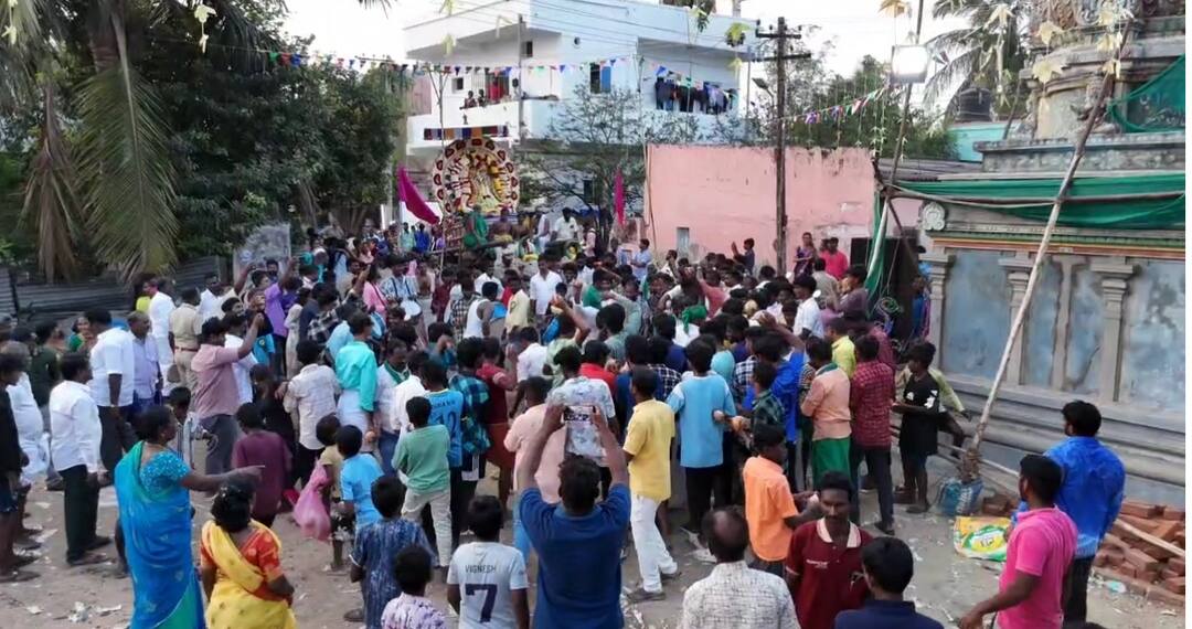 ஆதிதிராவிடர் பகுதிக்கு சென்ற கந்தசாமி.. மலர் தூவி, நடனம் ஆடி வரவேற்ற கிராம மக்கள் Tiruporur Kandaswamy Utsawar Ther in Adi Dravidar region was welcomed for the second year - TNN ஆதிதிராவிடர் பகுதிக்கு சென்ற கந்தசாமி.. மலர் தூவி, நடனம் ஆடி வரவேற்ற கிராம மக்கள்