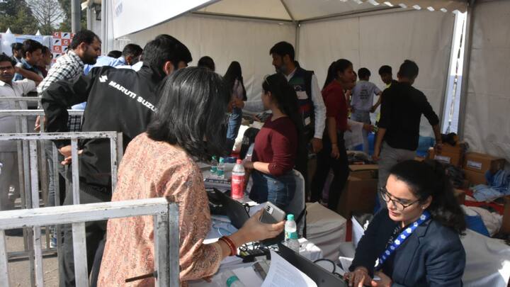 हरियाणा के मुख्यमंत्री मनोहर लाल इस मैराथन के मुख्य अतिथि होंगे साथ ही क्रिकेटर शिखर धवन भी इस मैराथन में प्रतिभागियों का उत्साह बढ़ाने पहुंचेंगे. इसके साथ ही आरजे नावेद, देसी रॉकस्टार एमडी तथा नवीन पूनिया सहित अन्य कलाकार भी अपनी लाइव परफॉर्मेंस देंगे. वहीं मैराथन ट्रैक पर भी रनर्स को बूस्ट अप करने के लिए ढोल, नगाड़ा और अन्य ग्रुप्स की परफार्मेंस लगातार जारी रहेगी.