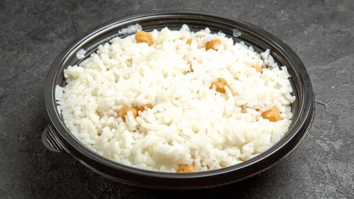 वहीं कई लोगों का मानना है कि फ्रेश चावल यानि गर्म चावल खाना ज्यादा फायदेमंद है. वहीं कुछ लोगों का मानना है कि ठंडे चावल स्वास्थ्य के लिए अच्छा होता है. लेकिन सवाल यह उठता है कि दोनों में से ज्यादा अच्छा क्या है? आज हम आपको अपने आर्टिकल के जरिए बताएंगे.