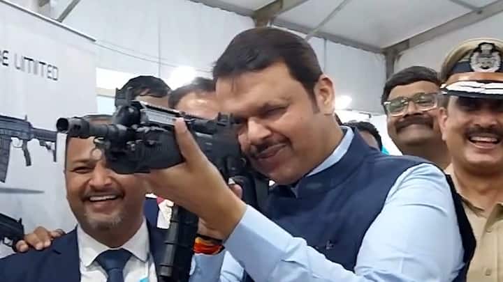 स्वतः स्वदेशी रायफल हातात घेऊन पाहणी करत त्यांनी नेम साधला.