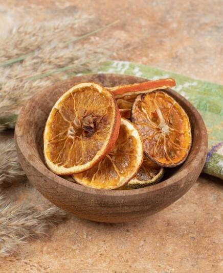 ਦਰਅਸਲ ਗਰਮੀਆਂ ਦੇ ਮੌਸਮ ਵਿੱਚ ਨਿੰਬੂ ਬਹੁਤ ਫਾਇਦੇਮੰਦ ਹੁੰਦਾ ਹੈ। ਨਿੰਬੂ ਪਾਣੀ ਬਣਾ ਕੇ ਪੀਣ ਤੋਂ ਇਲਾਵਾ ਇਸ ਤੋਂ ਕਈ ਡਰਿੰਕਸ ਤੇ ਜੂਸ ਵੀ ਬਣਾਏ ਜਾਂਦੇ ਹਨ। ਇਸ ਦੀ ਵਰਤੋਂ ਭੋਜਨ ਤੇ ਸਲਾਦ ਵਿੱਚ ਵੀ ਕੀਤੀ ਜਾਂਦੀ ਹੈ ਪਰ ਜਦੋਂ ਇਹ ਸੁੱਕ ਜਾਂਦੇ ਹਨ ਤਾਂ ਇਨ੍ਹਾਂ ਨੂੰ ਸੁੱਟ ਦਿੱਤਾ ਜਾਂਦਾ ਹੈ।