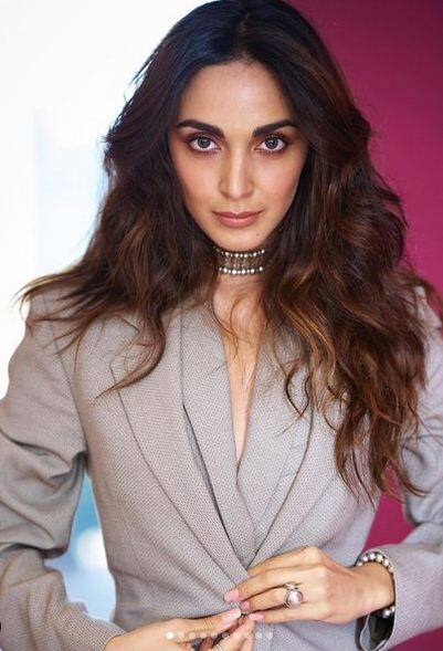 ਅਦਾਕਾਰਾ ਕਿਆਰਾ ਅਡਵਾਨੀ ਅਕਸਰ ਆਪਣੇ ਅੰਦਾਜ਼ ਨੂੰ ਲੈ ਕੇ ਸੁਰਖੀਆਂ 'ਚ ਰਹਿੰਦੀ ਹੈ। ਲੈਟੇਸਟ ਤਸਵੀਰਾਂ ਵਿੱਚ ਦੇਖੋ ਸ਼੍ਰੀਮਤੀ ਮਲਹੋਤਰਾ ਦਾ ਇੱਕ ਹੋਰ ਅਦਭੁਤ ਅੰਦਾਜ਼।