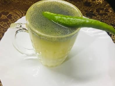 கிளாஸில் நறுக்கிய எலுமிச்சை பழத்துண்டு, உப்பு, சர்க்கரை, எலுமிச்சை சாறு, பச்சை மிளகாய், புதினா இலை, ஐஸ் கட்டி, தேவையான அளவு தண்ணீர் ஊற்றவும்.