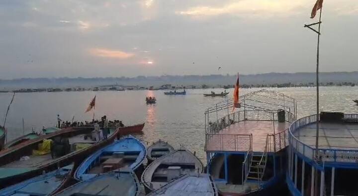 वहीं दूसरी तरफ आज सुबह से ही काशी सहित पूर्वांचल के मौसम ने भी करवट ली है. सुबह से ही आसमान में बादल छाए हुए हैं.