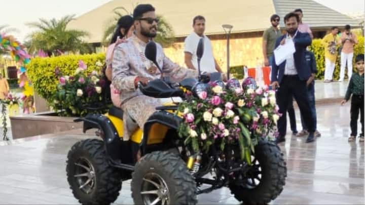 राजस्थान के पुष्कर के 'पुष्करा रिसोर्ट'में हो रही इस शादी में सीएम मोहन यादव और कई राजनेता भी पहुंचे है. इससे पूर्व भी पुष्कर में कई राजनेताओं, बड़े अधिकारियों के पुत्र-पुत्रियों की शादियां होती रही हैं.