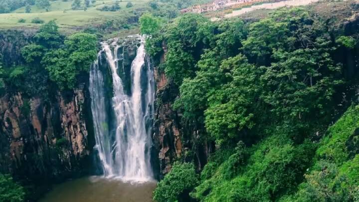 इंदौर से केवल 35 किलोमीटर की दूरी पर स्थित यह पातालपानी वॉटरफॉल्स एक बहुत ही शानदार पर्यटन स्थल है, जो दुनियाभर के यात्रीगण को आकर्षित करता है.