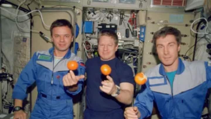 শেষ পর্যন্ত, ৩১১ দিন মহাকাশে কাটিয়ে পৃথিবীতে ফিরে আসেন কৃকালেভ। কিন্তু যে সময় মহাকাশে রওনা দিয়েছিলেন তিনি, তখনও সোভিয়েত ইউনিয়ন টিকেছিল। যখন ফিরে আসেন তিনি, সোভিয়েত ইউনিয়নের অস্তিত্বই মুছে গিয়েছে। ফলে ‘শেষ সোভিয়েত নাগরিকে’র তকমা পান কৃকালেভ। ছবি: NASA.